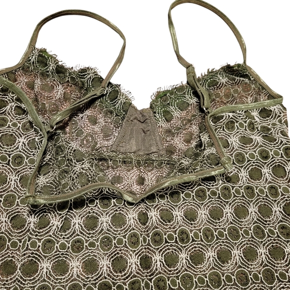 Green Sheer Geometric Mesh Lace Cami Tank Top - Picture 4 of 7